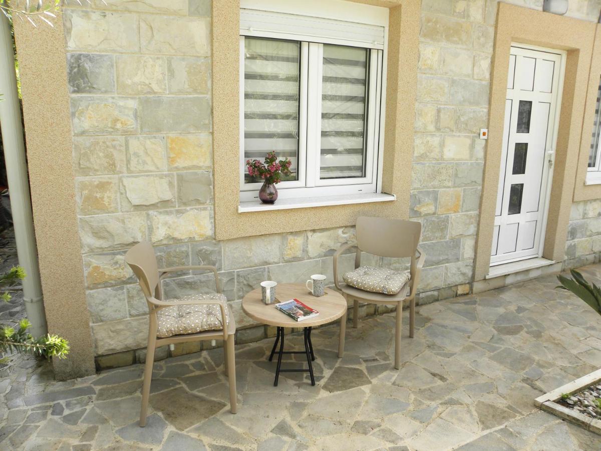 Apartments Aleksandra Risan Exterior photo