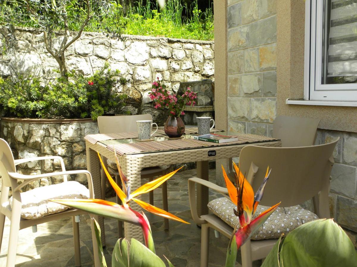Apartments Aleksandra Risan Exterior photo